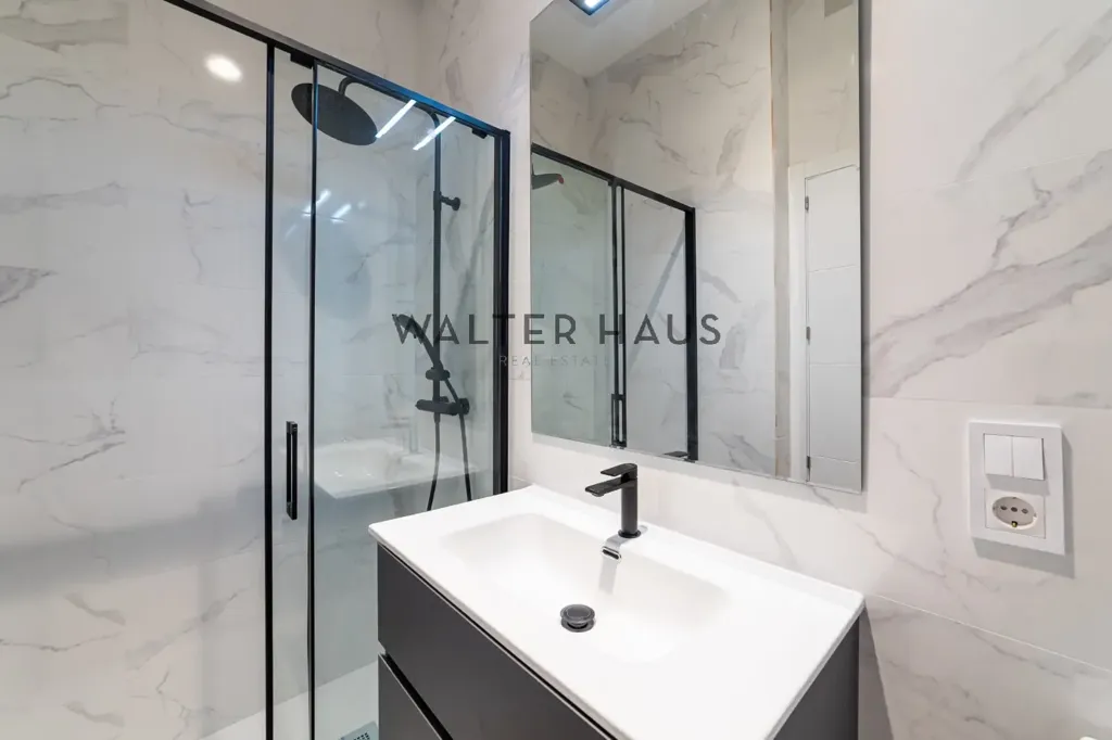 Salles de bain - Modern Apartment with Mountain View in Madrid
