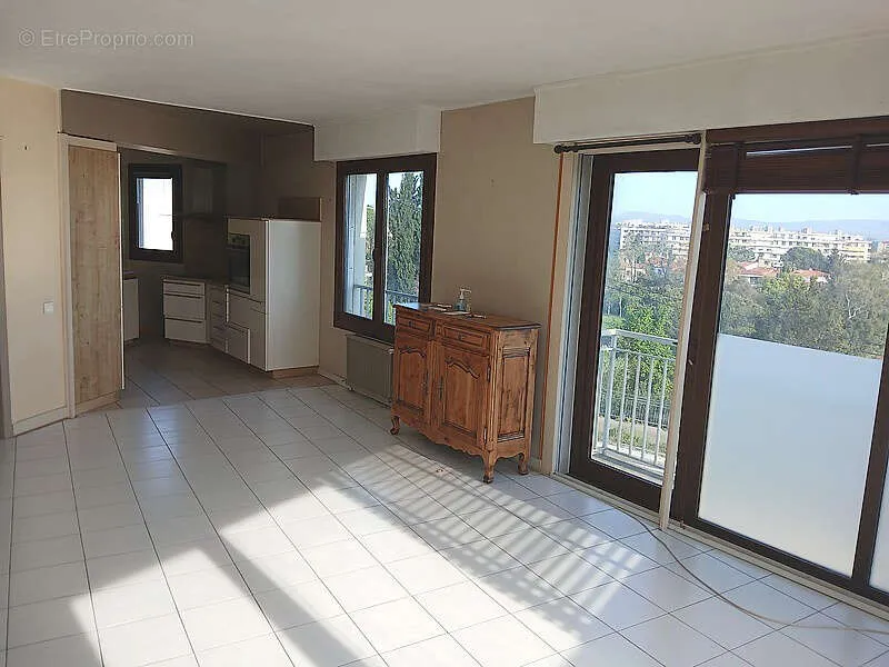Séjour - Appartement T4 avec Balcons et Vue Jardins à Perpignan