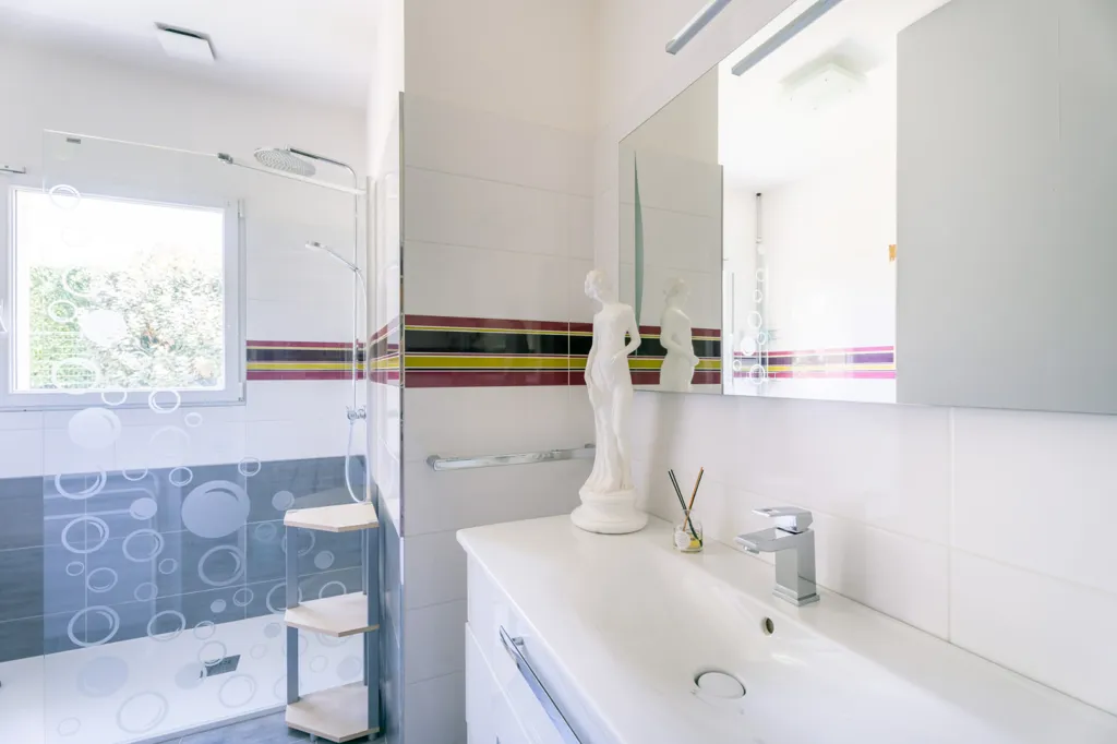Salles de bain - Maison Plain-Pied avec Piscine à Saint-Avé