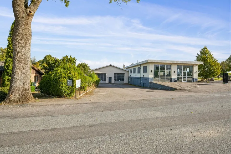 Välivaade - Mixed-Use Property with Garage in Sallinge