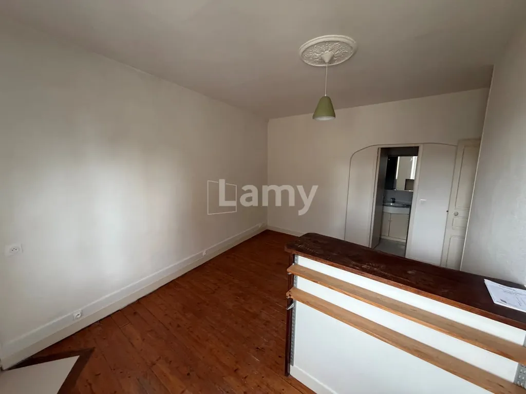 Séjour - Appartement Charmant avec Parquet au Sud dans Quartier Historique