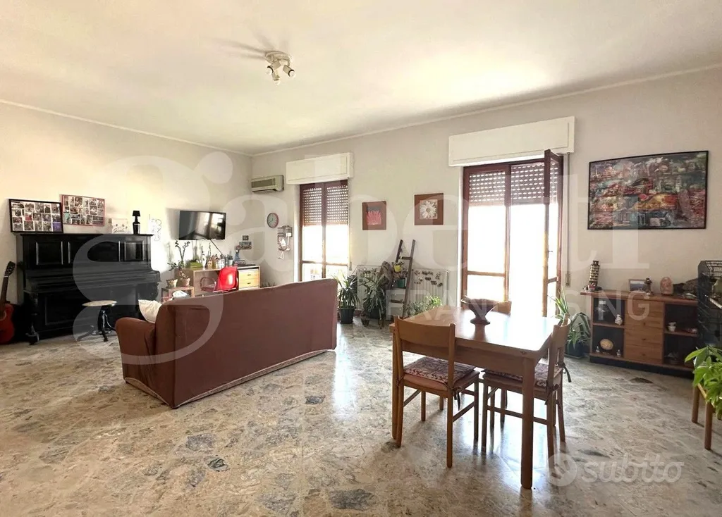 Elutuba - Spacious Flat with Double Balcony in Avola