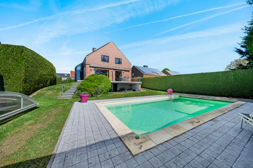 Piscine - Villa Familiale avec Piscine à Cornesse
