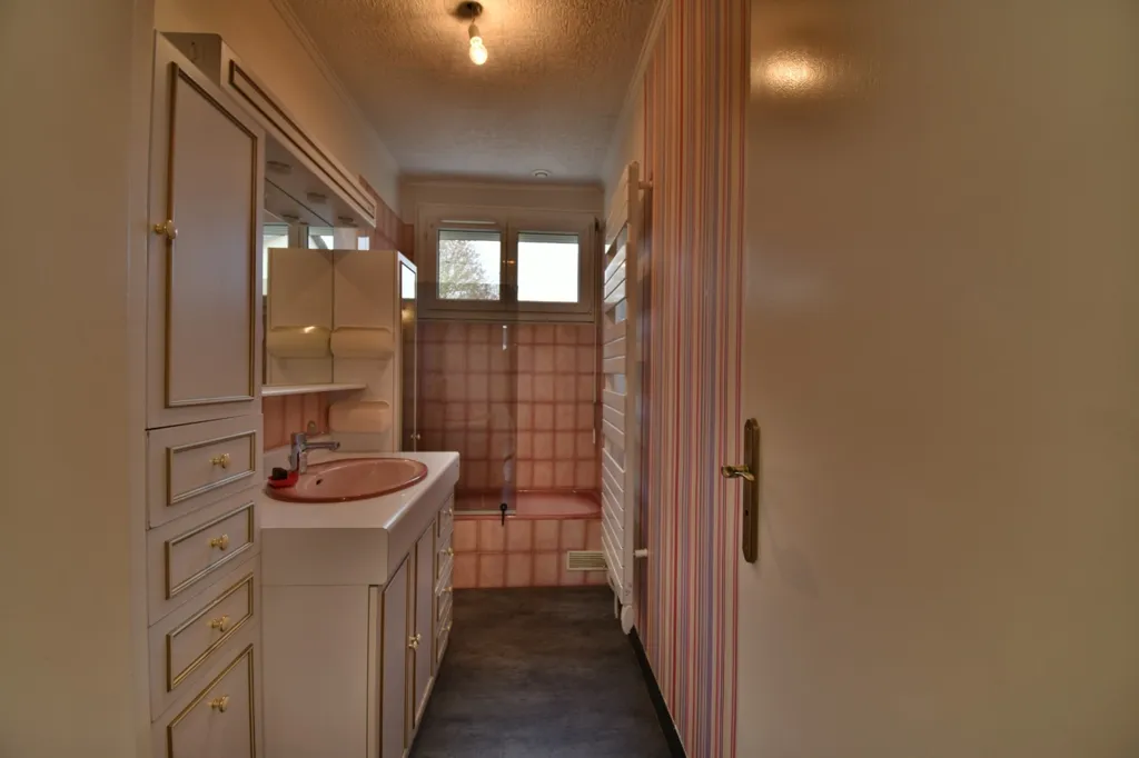 Bathrooms - Renovated House with Garden in Madeleine District