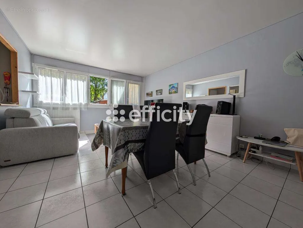 Salle à manger - Appartement avec Jardin et Terrasse au Calme à Ormesson