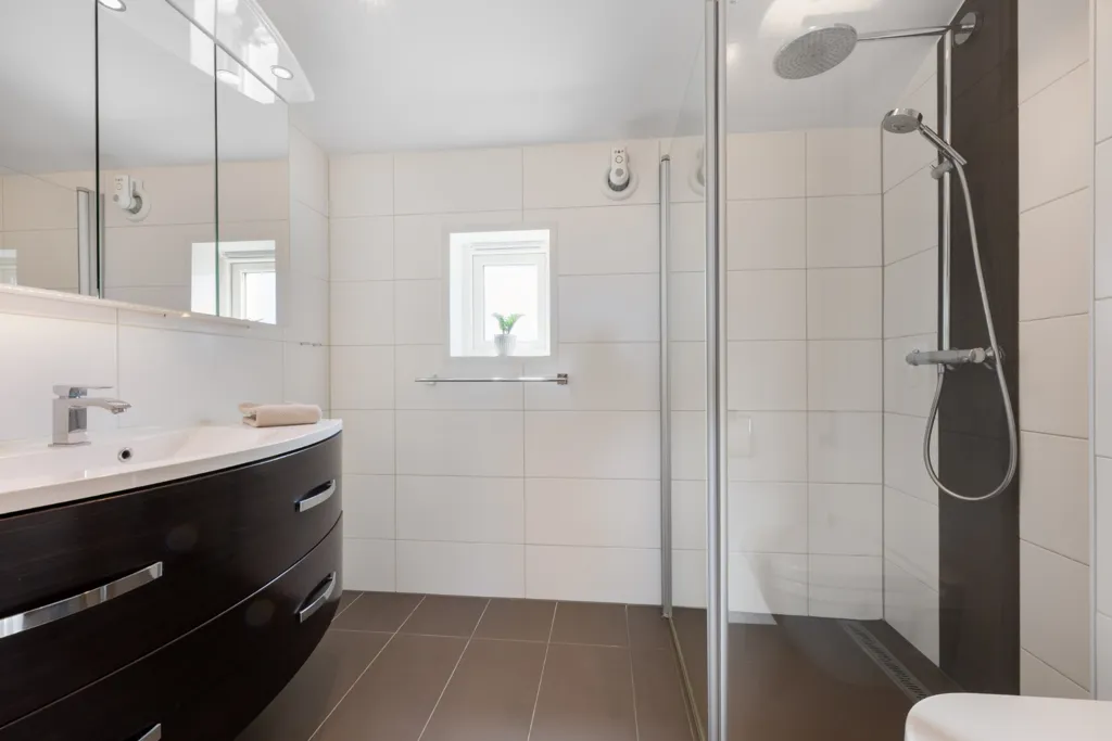 Salles de bain - Family Home with Corner Plot in Tasta/Vardeneset