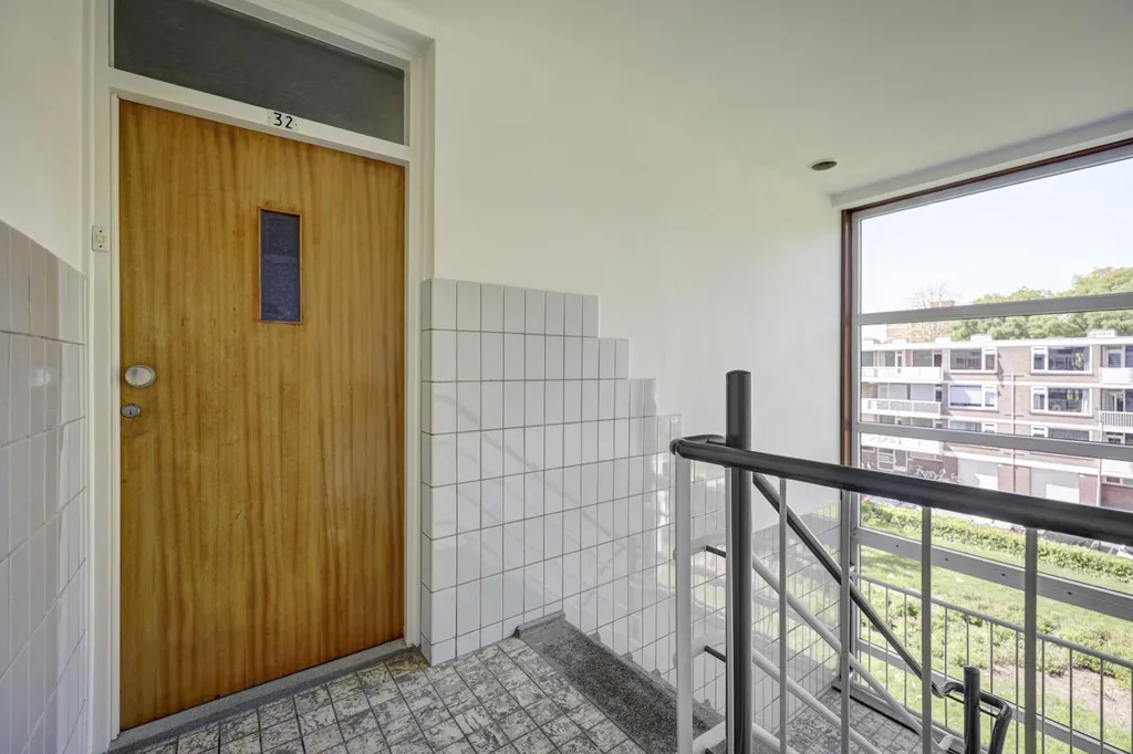 Entrée - Light and Spacious Apartment with Two Balconies in Rotterdam