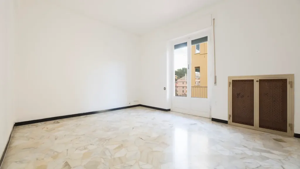Rooms - Bright Apartment with Balcony in Genoa