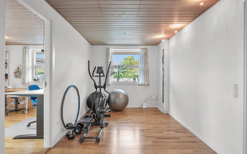 Toad - Spacious Villa with Garden in Skæring