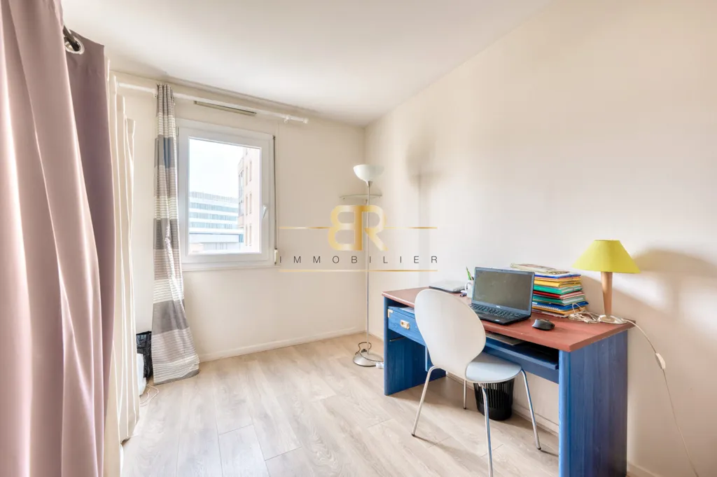 Bureau - Appartement Traversant avec Terrasse à Gentilly