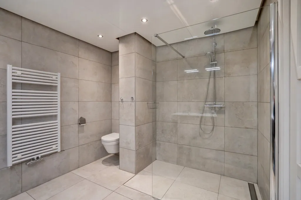 Salles de bain - Waterfront 2-Under-1-Cap Villa in Rokkeveen Zuid