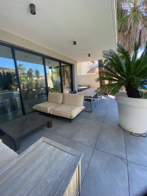 Terrasse - Villa Contemporaine avec Piscine à Lattes