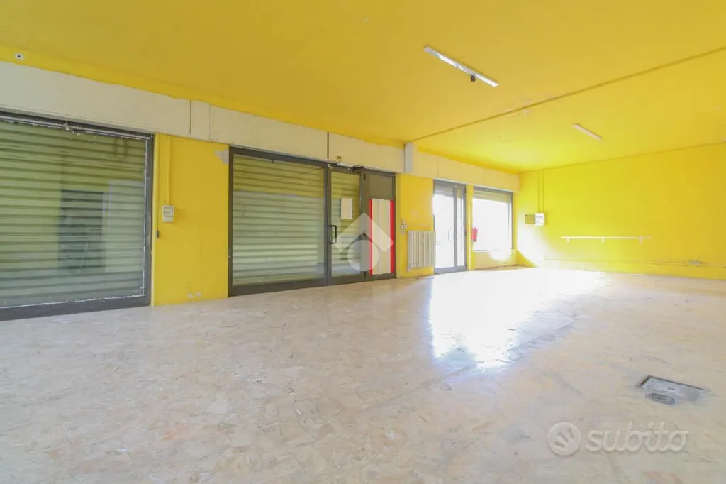 Pièces - Office with Large Windows in Mozzo