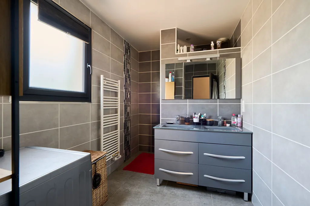 Salles de bain - Maison Contemporaine avec Piscine à Bressey Sur Tille