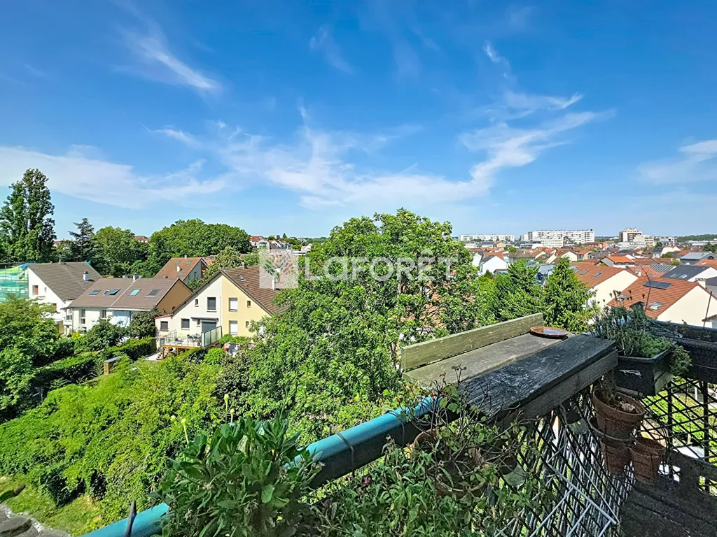 Balcone - 3-Bed Apartment with Balcony in Antony