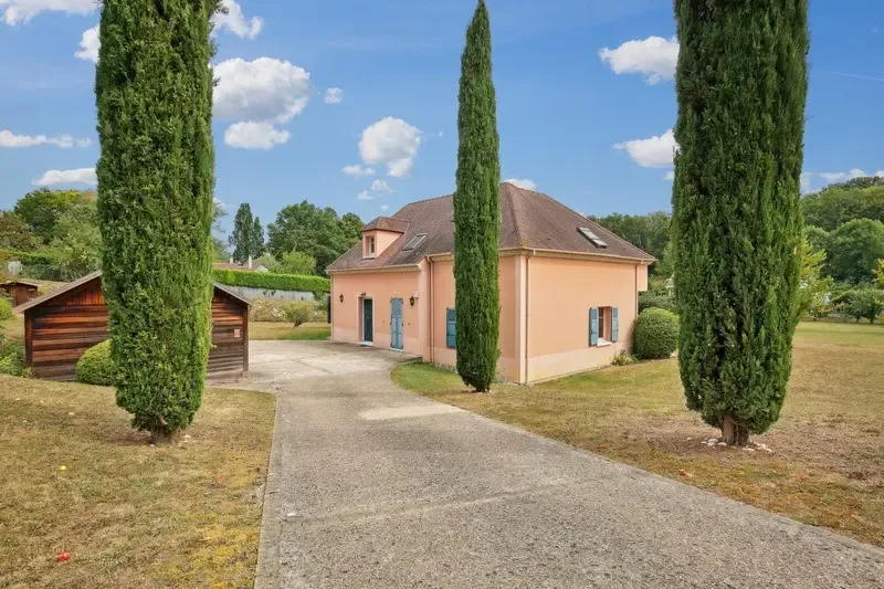 Exterior - Prestigious House with Pool in Chambourcy