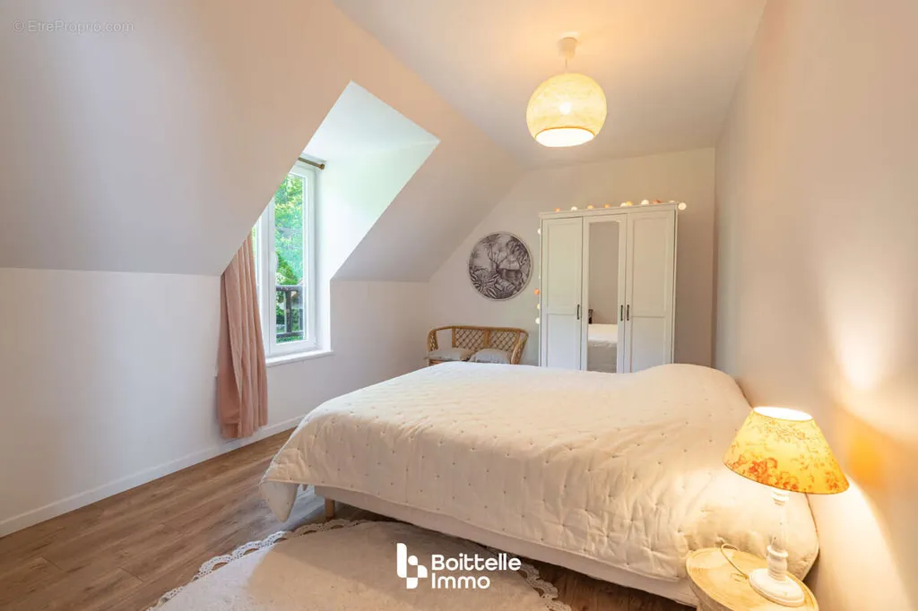 Chambres - Maison 9 pièces à Noisy-Sur-Ecole