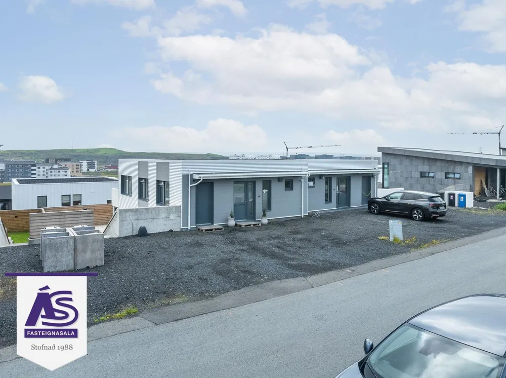 Esterno - Newly Built Duplex with Garden in Skarðshlíð