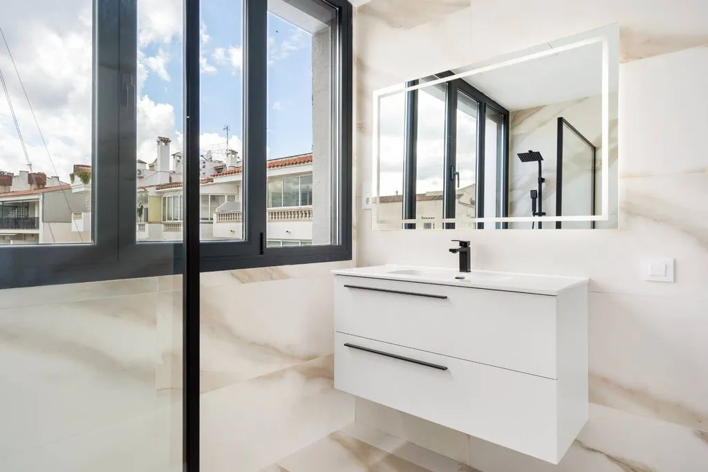 Bathrooms - Luxury Apartment with Marina Access in Empuriabrava