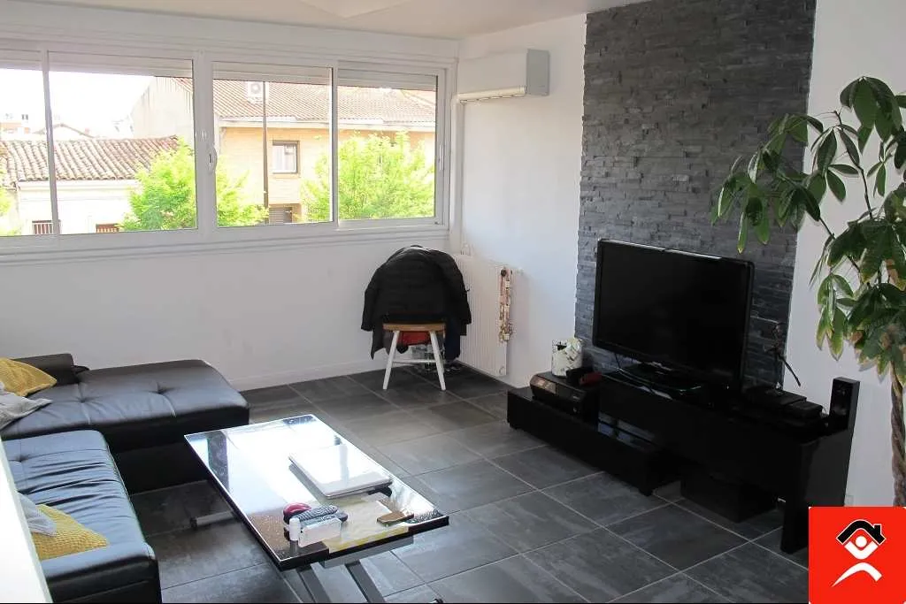 Séjour - Appartement Rénové avec Parking à Toulouse