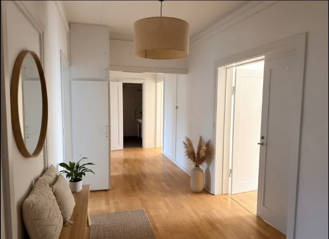 Hallway - 5-Room Apartment with Elevator in Vesterbro