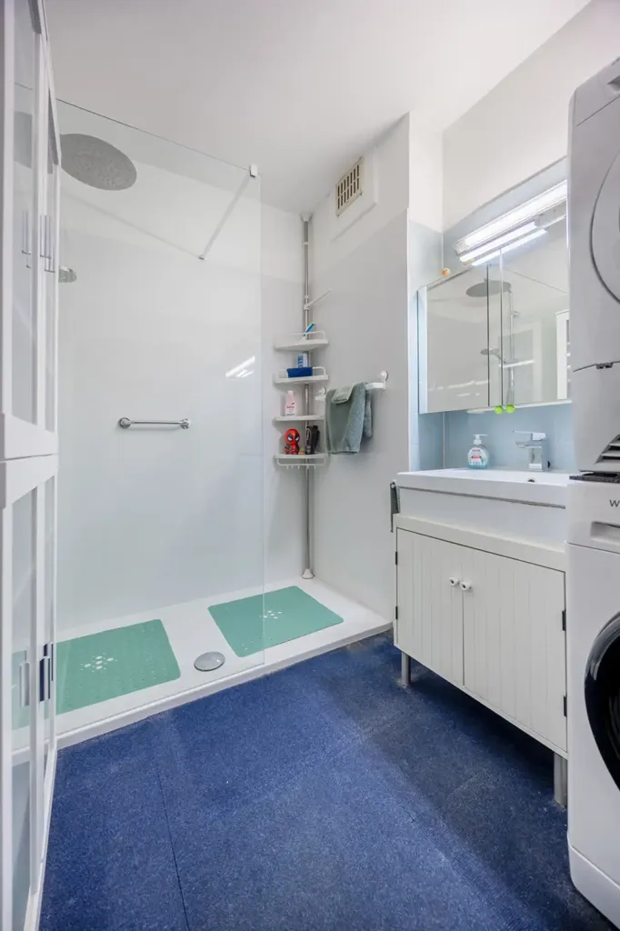 Salles de bain - Appartement avec Vue Imprenable sur la 12e Étage à Anvers