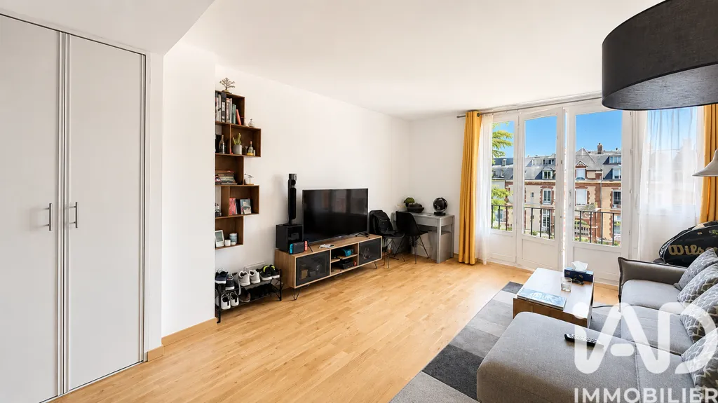 Living Room - 3-Bedroom Apartment with Private Parking in Eaubonne