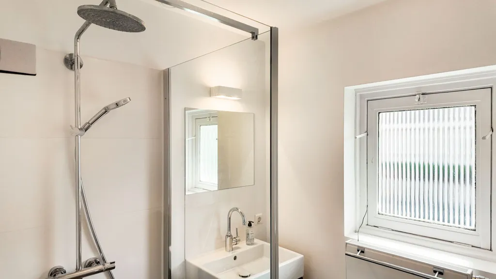 Bathrooms - Villa with Garden in Rotterdam-Kralingen