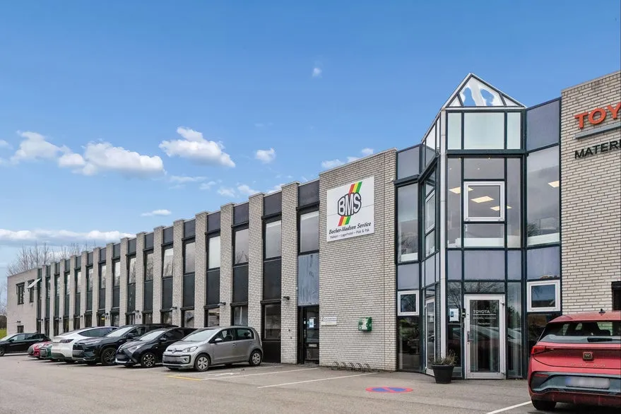 Välivaade - Warehouse with High Ceiling in Industrial Area