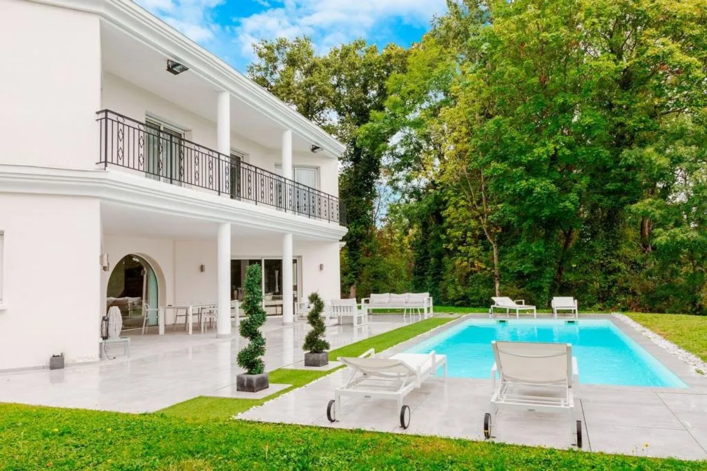 Piscine - Maison Contemporaine avec Piscine à Ecully