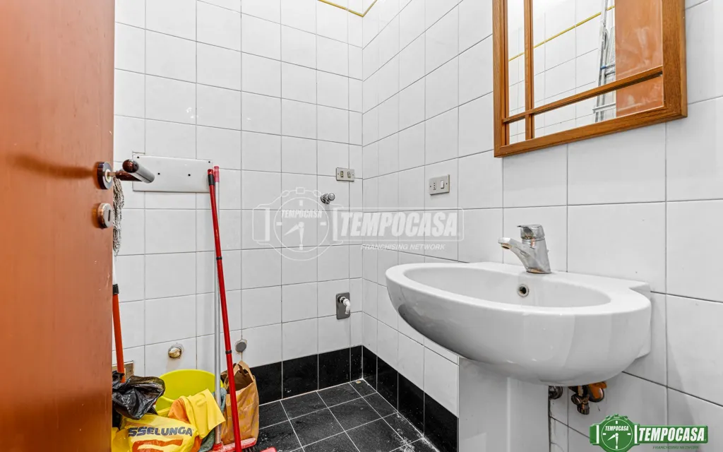 Salles de bain - Three-Bedroom Apartment in Historic Building, Milan