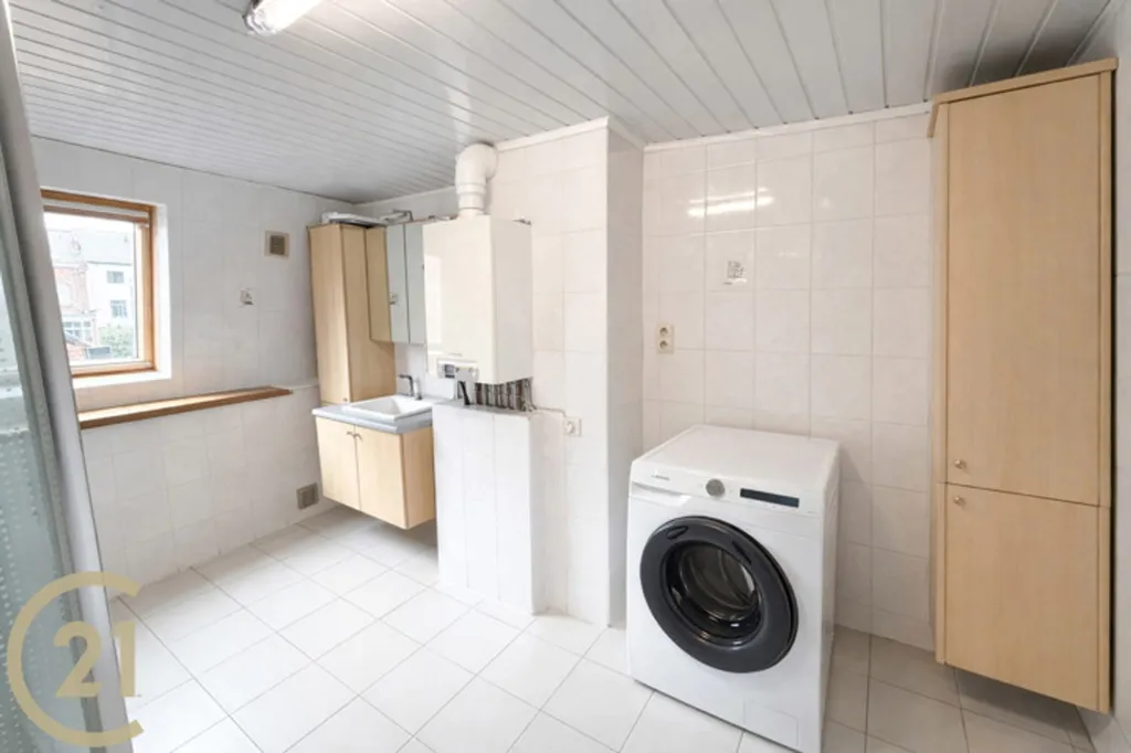 Pesuköök - Investment Property with Commercial Space in Tournai