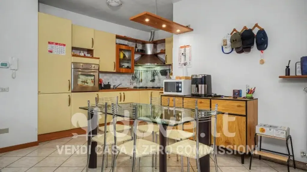 Cuisine - Bright 2-Bedroom Apartment with Balcony in Binago