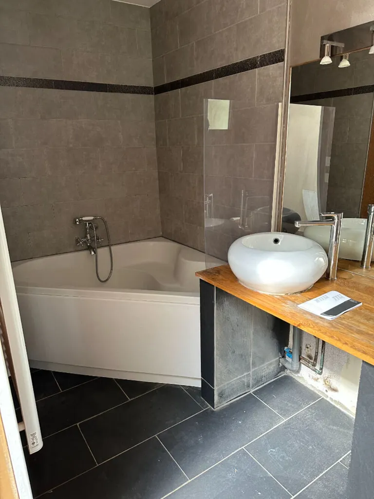 Salles de bain - Maison avec terrasse suspendue à Lomme