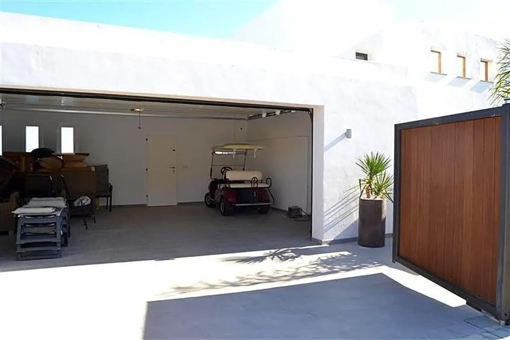 Garaaž - Luxury Villa with Panoramic Views in La Duquesa