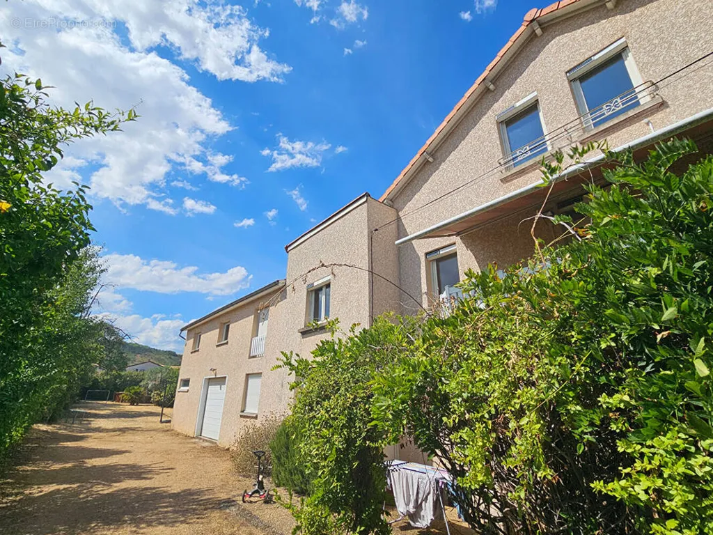Exterior - 8-Piece House with Pool in Les Martres-de-Veyre