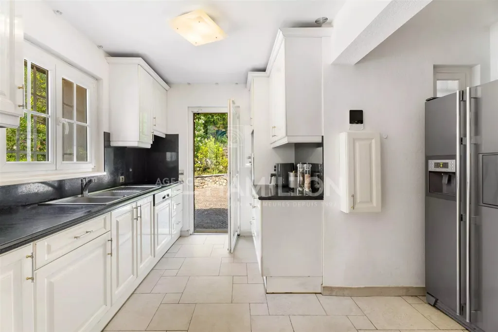 Cuisine - Villa Luxueuse avec Piscine à Châteauneuf-Grasse