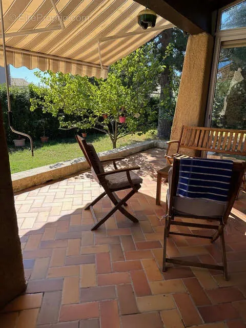 Terrasse - Villa avec Piscine et Jardin à Gignac