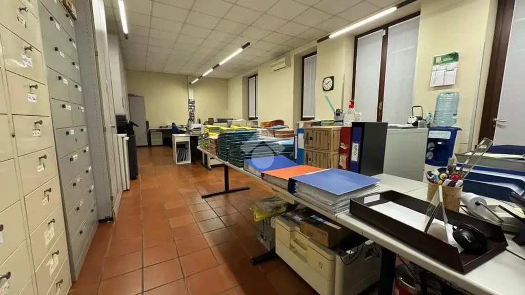 Office - Renoavted Multilocale with Private Garden in Monza
