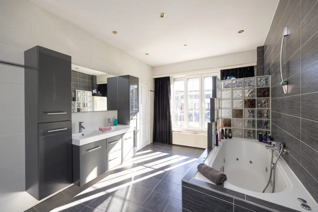 Bathrooms - Master House with Garden in Antwerp Deurne