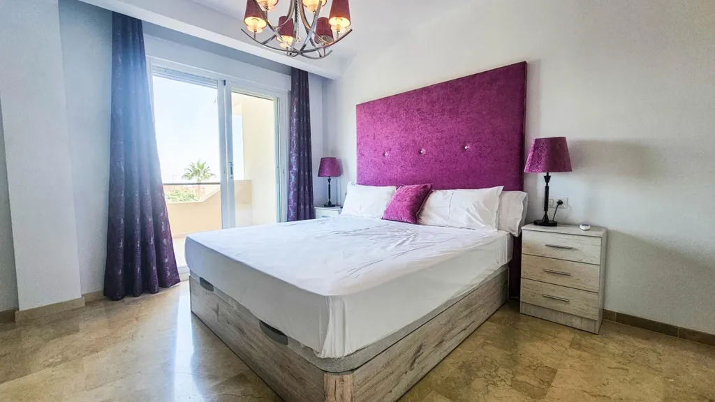 Chambres - Refurbished Semi-Detached with Pool in La Duquesa