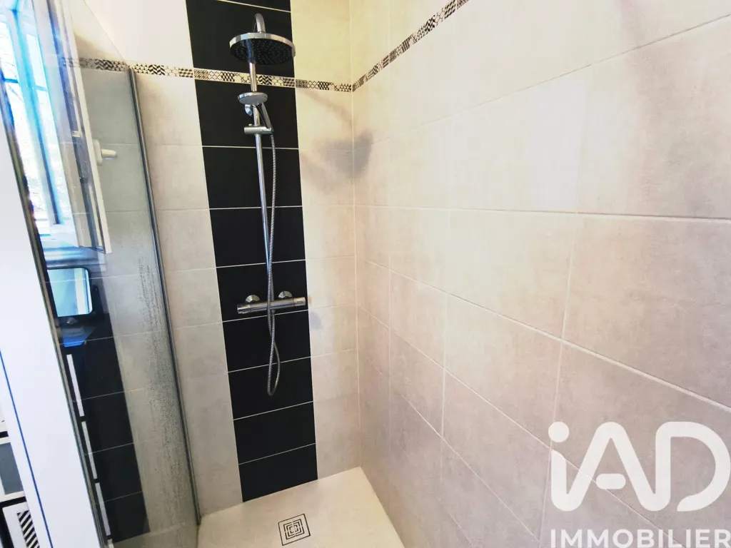 Salles de bain - Maison de plein pied avec jardin à Nieudan
