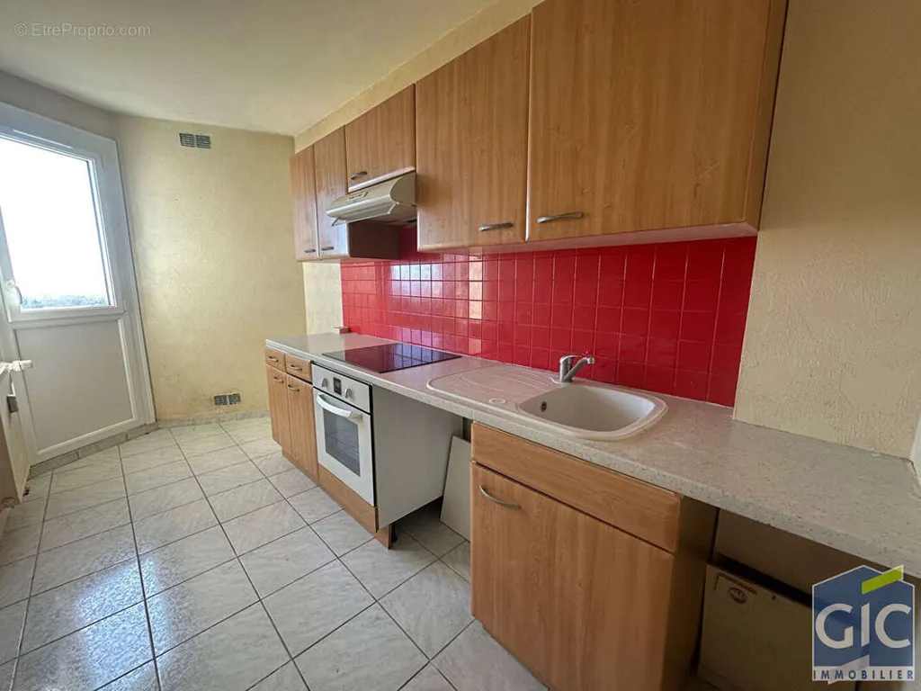 Köök - Large 2-Bed Flat with Panoramic View in Herouville