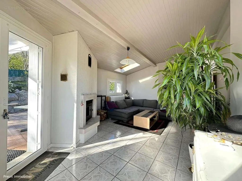 Elutuba - Apartment with Mountain View in Poisy