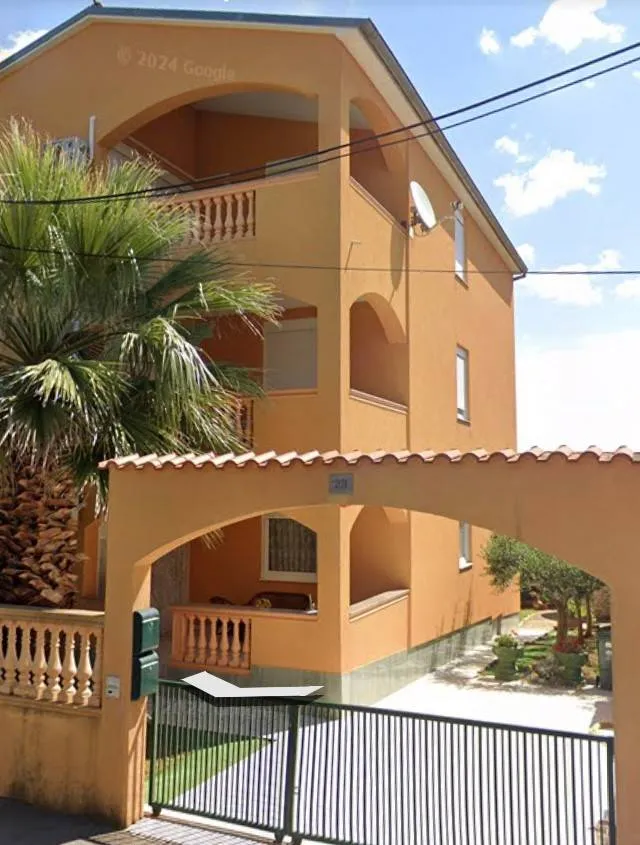 Välivaade - Spacious 4-Bedroom Apartment with Terrace in Pula