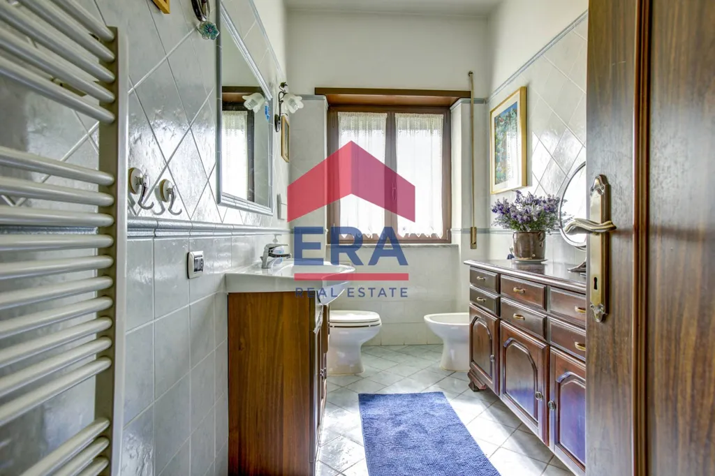 Salles de bain - Spacious Apartment with Balcony in Acilia, Rome