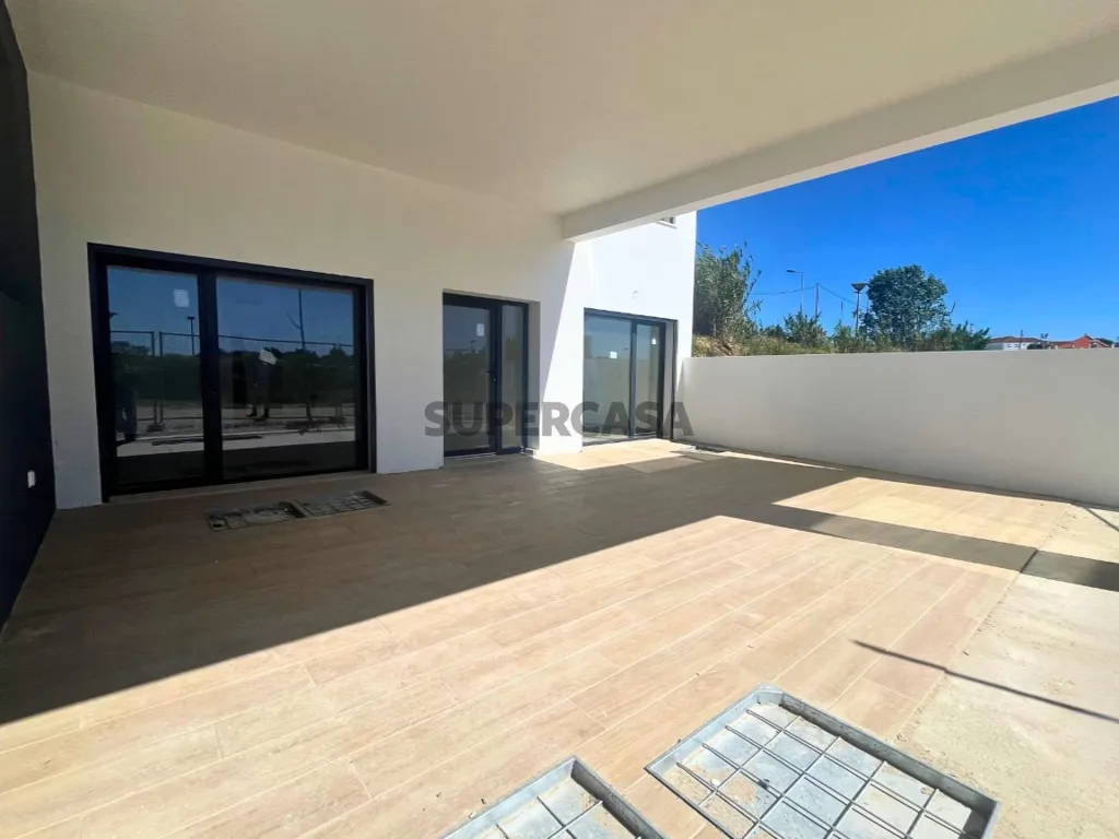 Terrace - Newly Built House with Terrace in Caparica