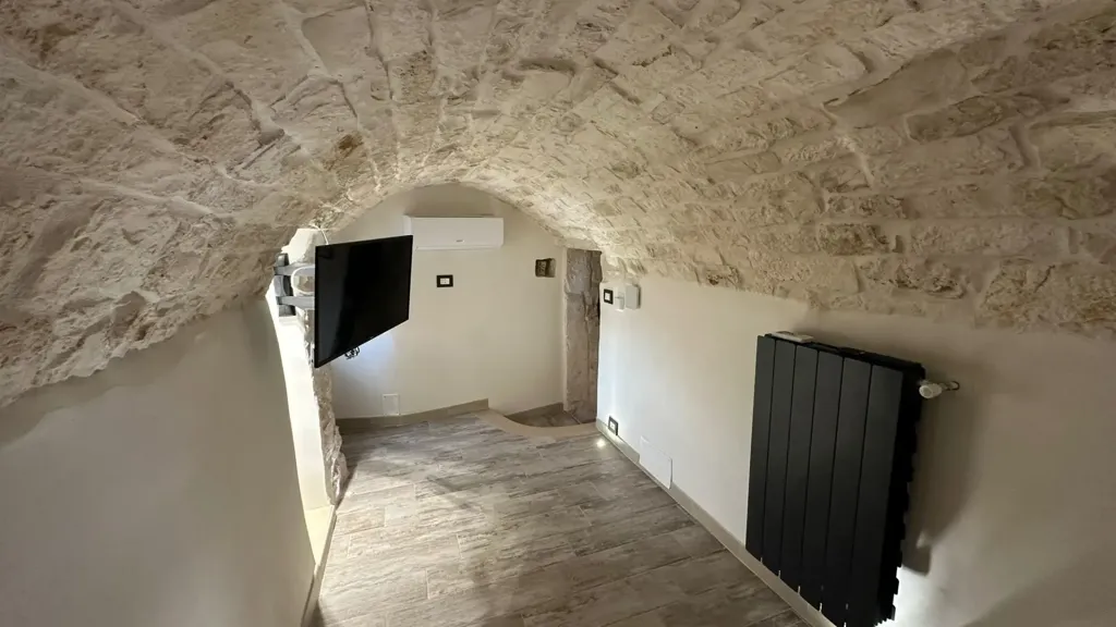 Esik - Rustic House with Terrace in Ostuni