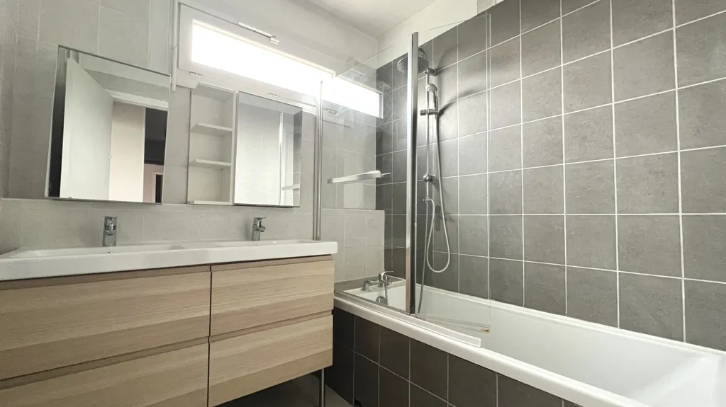 Vannitoad - 4-Piece Apartment with Terrace in L'Haÿ-les-Roses