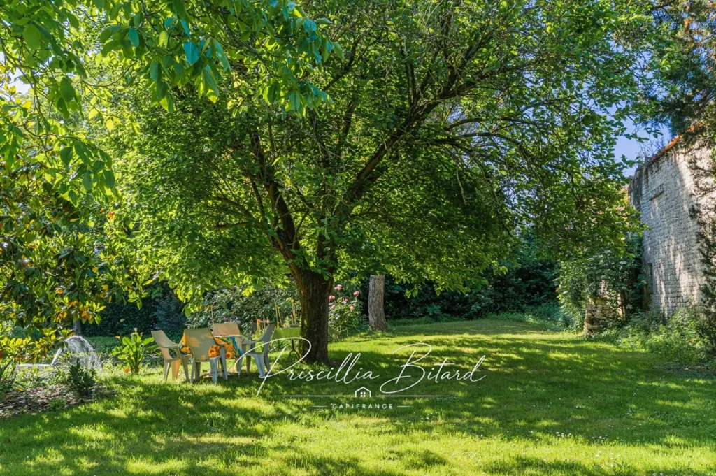 Giardino - Historic Château with Garden in Le Thou